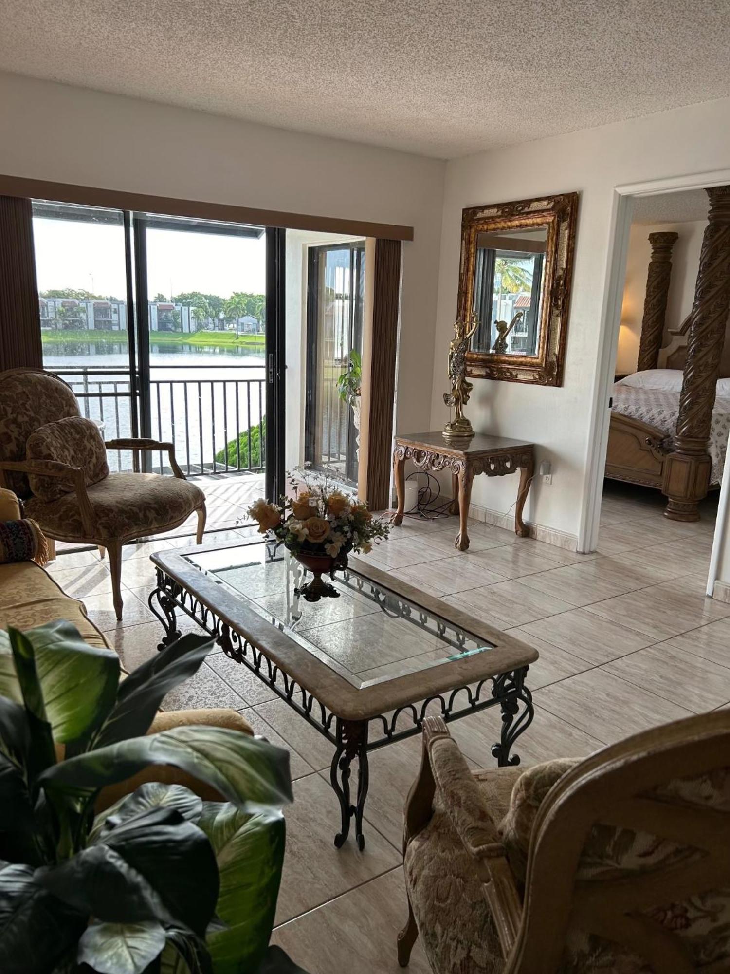 Beautiful Apartment With Very Elegant Colonial Decoration Tamiami Екстер'єр фото